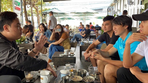 Tuấn Anh và đồng đội há hốc với màn ảo thuật của người hâm mộ - Ảnh 2. Tuấn Anh và đồng đội há hốc với màn ảo thuật của người hâm mộ - Ảnh 2.