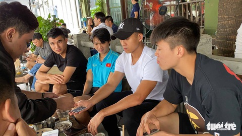 Tuấn Anh và đồng đội há hốc với màn ảo thuật của người hâm mộ - Ảnh 5. Tuấn Anh và đồng đội há hốc với màn ảo thuật của người hâm mộ - Ảnh 5.