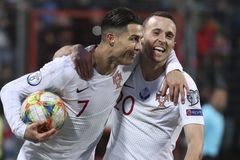 Ronaldo ghi bàn thứ 99 giúp Bồ Đào Nha đoạt vé dự Euro 2020 - Ảnh 1. Ronaldo ghi bàn thứ 99 giúp Bồ Đào Nha đoạt vé dự Euro 2020 - Ảnh 1.