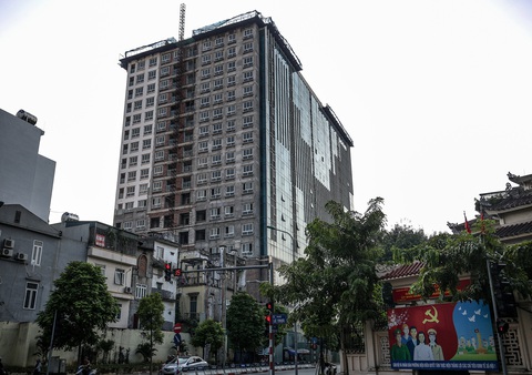 Hà Nội báo cáo Thủ tướng đã cắt ngọn xong tòa nhà 8B Lê Trực - Ảnh 2. Hà Nội báo cáo Thủ tướng đã cắt ngọn xong tòa nhà 8B Lê Trực - Ảnh 2.