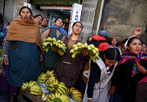 Bolivia bắt đầu thiếu thốn thực phẩm, xăng dầu - Ảnh 7. Bolivia bắt đầu thiếu thốn thực phẩm, xăng dầu - Ảnh 7.