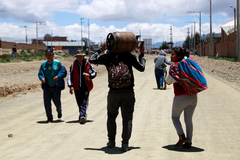 Bolivia bắt đầu thiếu thốn thực phẩm, xăng dầu - Ảnh 8. Bolivia bắt đầu thiếu thốn thực phẩm, xăng dầu - Ảnh 8.
