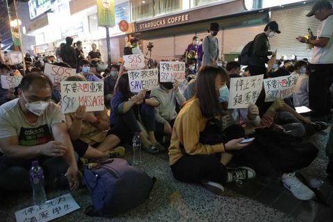 Cảnh sát Hong Kong siết vòng vây, phụ huynh người biểu tình đang... biểu tình ngồi - Ảnh 1. Cảnh sát Hong Kong siết vòng vây, phụ huynh người biểu tình đang... biểu tình ngồi - Ảnh 1.