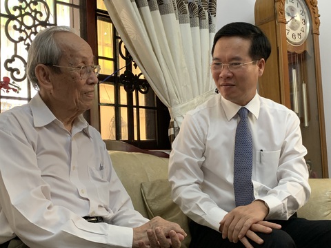 Trưởng Ban Tuyên giáo trung ương thăm, chúc mừng GS Trần Hồng Quân - Ảnh 1. Trưởng Ban Tuyên giáo trung ương thăm, chúc mừng GS Trần Hồng Quân - Ảnh 1.