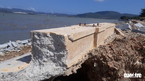 Kè sông 12 tỉ vừa xây xong sập gần hết, lộ ra nhiều chỗ không cốt thép - Ảnh 8. Kè sông 12 tỉ vừa xây xong sập gần hết, lộ ra nhiều chỗ không cốt thép - Ảnh 8.