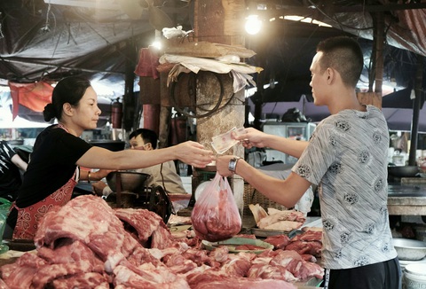 Giá thịt heo làm đau đầu bà nội trợ - Ảnh 1. Giá thịt heo làm đau đầu bà nội trợ - Ảnh 1.
