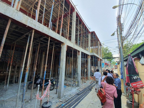 Vì sao đập bỏ nhà vệ sinh 1,6 tỉ đồng sau 1 năm hoạt động để xây mới? - Ảnh 1. Vì sao đập bỏ nhà vệ sinh 1,6 tỉ đồng sau 1 năm hoạt động để xây mới? - Ảnh 1.