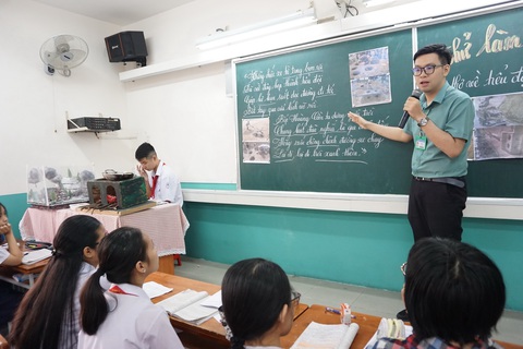Thầy giáo dạy văn lên đồng vừa dạy, vừa diễn hài, hát, vẽ - Ảnh 1. Thầy giáo dạy văn lên đồng vừa dạy, vừa diễn hài, hát, vẽ - Ảnh 1.