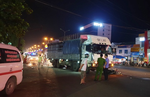 Dừng đèn đỏ bị xe tải tông, vợ chết, chồng bị thương - Ảnh 1. Dừng đèn đỏ bị xe tải tông, vợ chết, chồng bị thương - Ảnh 1.