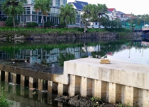Sông Hàn bị nhuộm đen bởi dòng nước thải hôi thối, người Đà Nẵng bức xúc - Ảnh 3. Sông Hàn bị nhuộm đen bởi dòng nước thải hôi thối, người Đà Nẵng bức xúc - Ảnh 3.