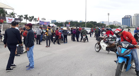 Vé trận Việt Nam - Thái Lan lên 12 triệu đồng/đôi, phe vé đánh nhau tranh mua - bán - Ảnh 2. Vé trận Việt Nam - Thái Lan lên 12 triệu đồng/đôi, phe vé đánh nhau tranh mua - bán - Ảnh 2.