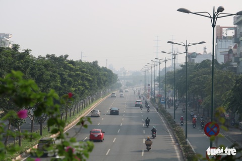 Sương mù bao phủ TP.HCM, các tòa nhà cao tầng biến mất - Ảnh 6. Sương mù bao phủ TP.HCM, các tòa nhà cao tầng biến mất - Ảnh 6.