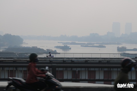 Sương mù bao phủ TP.HCM, các tòa nhà cao tầng biến mất - Ảnh 7. Sương mù bao phủ TP.HCM, các tòa nhà cao tầng biến mất - Ảnh 7.