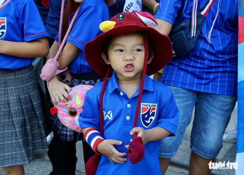Cổ động viên Thái khuếch trương ở sân Mỹ Đình trước trận quyết đấu - Ảnh 4. Cổ động viên Thái khuếch trương ở sân Mỹ Đình trước trận quyết đấu - Ảnh 4.
