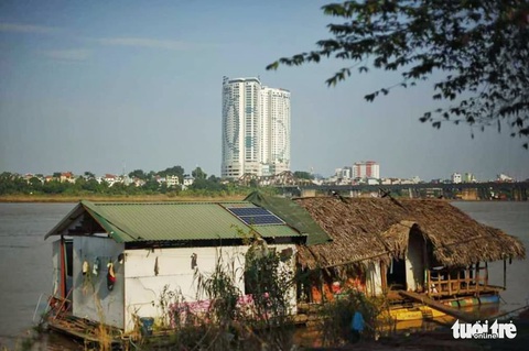Người dân xóm chài nghèo dưới chân cầu Long Biên sum vầy cổ vũ bóng đá - Ảnh 6. Người dân xóm chài nghèo dưới chân cầu Long Biên sum vầy cổ vũ bóng đá - Ảnh 6.