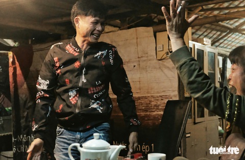 Người dân xóm chài nghèo dưới chân cầu Long Biên sum vầy cổ vũ bóng đá - Ảnh 5. Người dân xóm chài nghèo dưới chân cầu Long Biên sum vầy cổ vũ bóng đá - Ảnh 5.