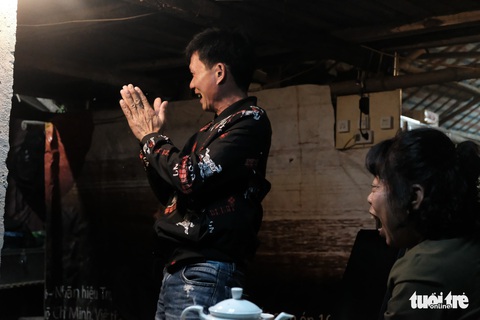 Người dân xóm chài nghèo dưới chân cầu Long Biên sum vầy cổ vũ bóng đá - Ảnh 4. Người dân xóm chài nghèo dưới chân cầu Long Biên sum vầy cổ vũ bóng đá - Ảnh 4.