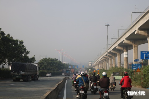 Sương mù bao phủ TP.HCM, các tòa nhà cao tầng biến mất - Ảnh 2. Sương mù bao phủ TP.HCM, các tòa nhà cao tầng biến mất - Ảnh 2.
