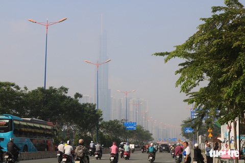 Sương mù bao phủ TP.HCM, các tòa nhà cao tầng biến mất - Ảnh 1. Sương mù bao phủ TP.HCM, các tòa nhà cao tầng biến mất - Ảnh 1.