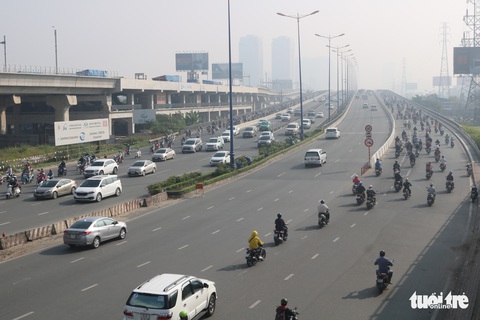 Sương mù bao phủ TP.HCM, các tòa nhà cao tầng biến mất - Ảnh 3. Sương mù bao phủ TP.HCM, các tòa nhà cao tầng biến mất - Ảnh 3.