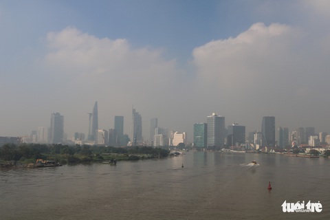 Sương mù bao phủ TP.HCM, các tòa nhà cao tầng biến mất - Ảnh 4. Sương mù bao phủ TP.HCM, các tòa nhà cao tầng biến mất - Ảnh 4.