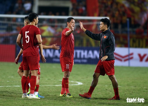 Anh Đức chia tay ông Park và đồng đội ngay trên sân cỏ sau trận hòa Thái Lan - Ảnh 3. Anh Đức chia tay ông Park và đồng đội ngay trên sân cỏ sau trận hòa Thái Lan - Ảnh 3.
