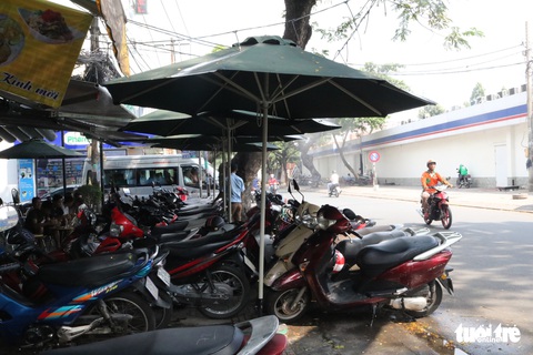 Bát nháo cảnh hàng quán xuống đường, xe cộ và quán xá cướp vỉa hè - Ảnh 8. Bát nháo cảnh hàng quán xuống đường, xe cộ và quán xá cướp vỉa hè - Ảnh 8.