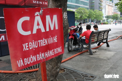 Bát nháo cảnh hàng quán xuống đường, xe cộ và quán xá cướp vỉa hè - Ảnh 7. Bát nháo cảnh hàng quán xuống đường, xe cộ và quán xá cướp vỉa hè - Ảnh 7.