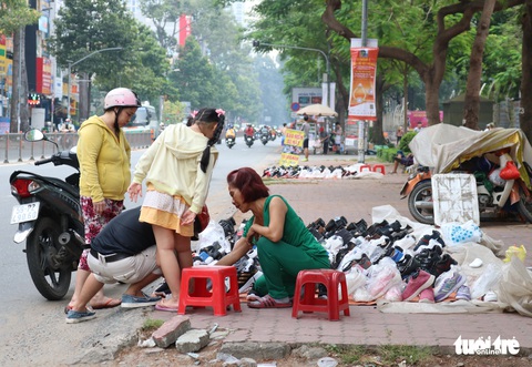 Bát nháo cảnh hàng quán xuống đường, xe cộ và quán xá cướp vỉa hè - Ảnh 9. Bát nháo cảnh hàng quán xuống đường, xe cộ và quán xá cướp vỉa hè - Ảnh 9.
