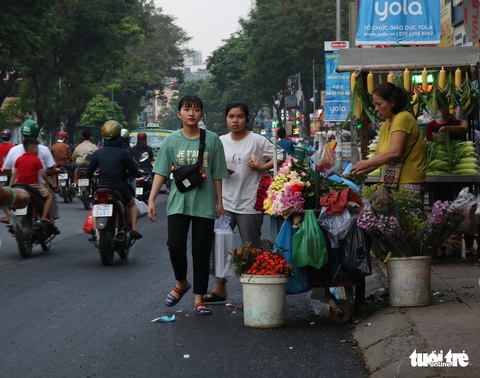 Bát nháo cảnh hàng quán xuống đường, xe cộ và quán xá cướp vỉa hè - Ảnh 1. Bát nháo cảnh hàng quán xuống đường, xe cộ và quán xá cướp vỉa hè - Ảnh 1.