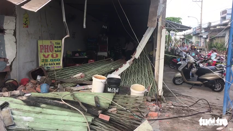 Xe tải tông sập quán phở, chủ quán tử vong - Ảnh 4. Xe tải tông sập quán phở, chủ quán tử vong - Ảnh 4.