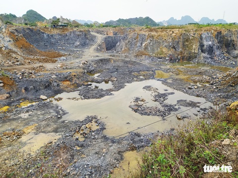 Bị đá văng trúng khi khai thác mỏ âm, 1 người chết, 1 người bị thương - Ảnh 4. Bị đá văng trúng khi khai thác mỏ âm, 1 người chết, 1 người bị thương - Ảnh 4.