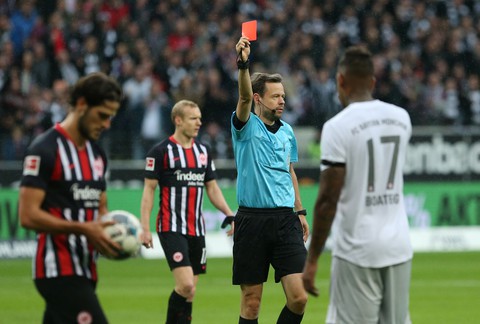 Mất người sớm, Bayern Munich thảm bại trước Frankfurt - Ảnh 1. Mất người sớm, Bayern Munich thảm bại trước Frankfurt - Ảnh 1.