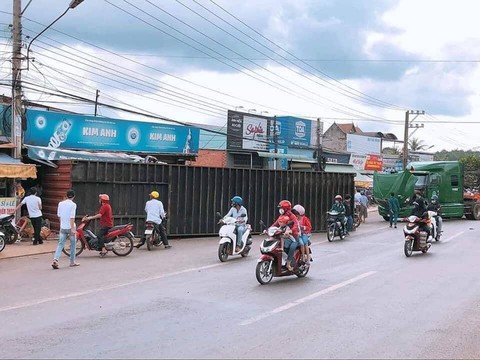 Thùng container rơi đè 2 vợ chồng trên quốc lộ 13 - Ảnh 2. Thùng container rơi đè 2 vợ chồng trên quốc lộ 13 - Ảnh 2.