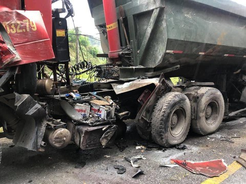 Xe khách nát đầu sau cú tông của xe ben, 6 người bị thương - Ảnh 2. Xe khách nát đầu sau cú tông của xe ben, 6 người bị thương - Ảnh 2.