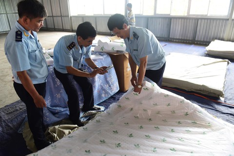 Thêm lô hàng nhập từ Trung Quốc ghi nhãn Made in Vietnam - Ảnh 3. Thêm lô hàng nhập từ Trung Quốc ghi nhãn Made in Vietnam - Ảnh 3.