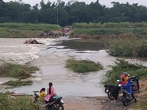 Lật đò trên sông, 5 người may mắn thoát chết - Ảnh 2. Lật đò trên sông, 5 người may mắn thoát chết - Ảnh 2.