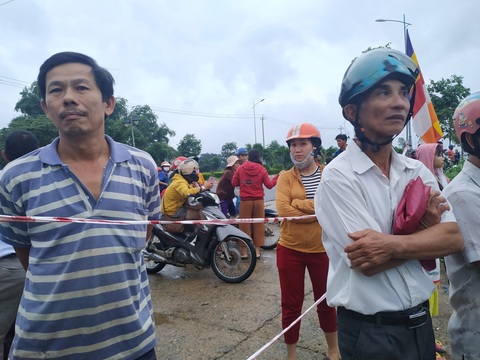 Lật đò trên sông, 5 người may mắn thoát chết - Ảnh 1. Lật đò trên sông, 5 người may mắn thoát chết - Ảnh 1.