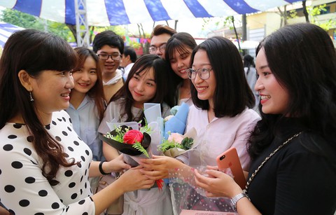 Đầu tư cho giáo viên quá ít - Ảnh 1. Đầu tư cho giáo viên quá ít - Ảnh 1.