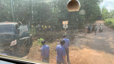 Tàu lửa húc văng xe ben chở cát xong cũng thương tích nặng - Ảnh 1.