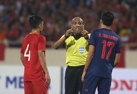 Luật FIFA cho thấy trọng tài Oman chưa chắc đã sai - Ảnh 1. Luật FIFA cho thấy trọng tài Oman chưa chắc đã sai - Ảnh 1.