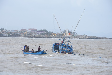 Hàng trăm người giải cứu tàu cá xa bờ mắc cạn suýt chìm - Ảnh 8. Hàng trăm người giải cứu tàu cá xa bờ mắc cạn suýt chìm - Ảnh 8.