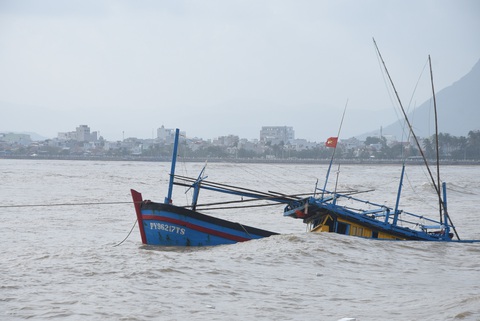 Hàng trăm người giải cứu tàu cá xa bờ mắc cạn suýt chìm - Ảnh 4. Hàng trăm người giải cứu tàu cá xa bờ mắc cạn suýt chìm - Ảnh 4.