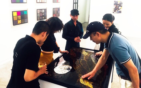 Bảy tỉ năm ánh sáng: Tiểu luận về con người trong tranh Trương Tân - Ảnh 1. Bảy tỉ năm ánh sáng: Tiểu luận về con người trong tranh Trương Tân - Ảnh 1.