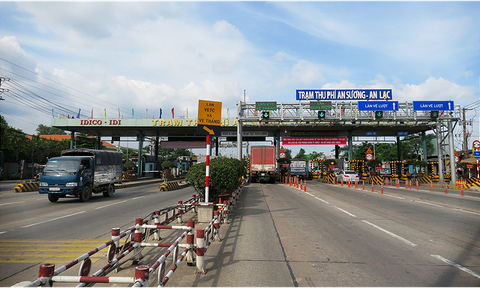 Ôtô gắn thẻ thu phí tự động còn ít vì thói quen dùng tiền mặt - Ảnh 1. Ôtô gắn thẻ thu phí tự động còn ít vì thói quen dùng tiền mặt - Ảnh 1.