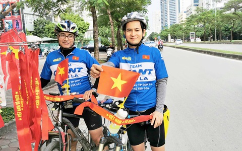 Đạp xe 300km để cổ vũ đội tuyển Việt Nam - Ảnh 1. Đạp xe 300km để cổ vũ đội tuyển Việt Nam - Ảnh 1.