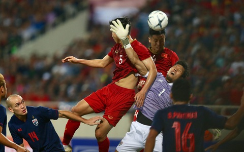 Tuyển Việt Nam - Thái Lan 0-0: trọng tài hơi tệ, Văn Lâm tuyệt vời, người hâm mộ tiếc nuối - Ảnh 4. Tuyển Việt Nam - Thái Lan 0-0: trọng tài hơi tệ, Văn Lâm tuyệt vời, người hâm mộ tiếc nuối - Ảnh 4.