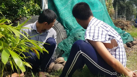 Hơn 100 học viên cai nghiện xông ra ngoài, lấy xe máy người dân trốn chạy - Ảnh 2. Hơn 100 học viên cai nghiện xông ra ngoài, lấy xe máy người dân trốn chạy - Ảnh 2.