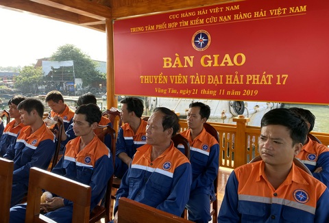 Cứu 11 người trên tàu chở than mắc cạn trước lằn ranh sinh tử - Ảnh 3. Cứu 11 người trên tàu chở than mắc cạn trước lằn ranh sinh tử - Ảnh 3.