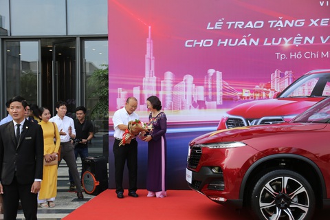 HLV Park Hang Seo khoe bằng lái khi được tặng xe VinFast - Ảnh 3. HLV Park Hang Seo khoe bằng lái khi được tặng xe VinFast - Ảnh 3.